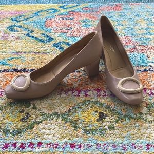 NWOT Naturalizer taupe Kyran pumps with buckle detail
